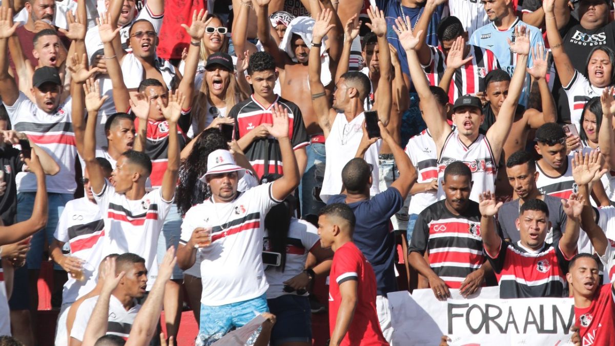 Eliminado na primeira fase, Santa Cruz contou com mais público que finalistas da Série D 1 Torcida do Santa Cruz protesta contra o presidente