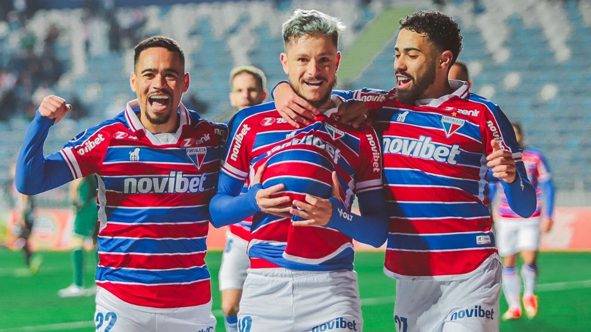 Fortaleza bate Palestino, elimina rival na Sul-Americana e chega à 3ª vitória consecutiva