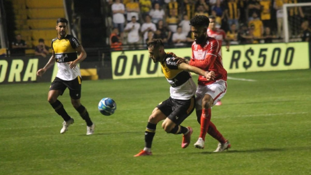 CRB sofre na defesa e é derrotado pelo Criciúma fora de casa, pela Série B 2 Falcão, do CRB, em disputa de bola com jogador do Criciúma, pela Série B