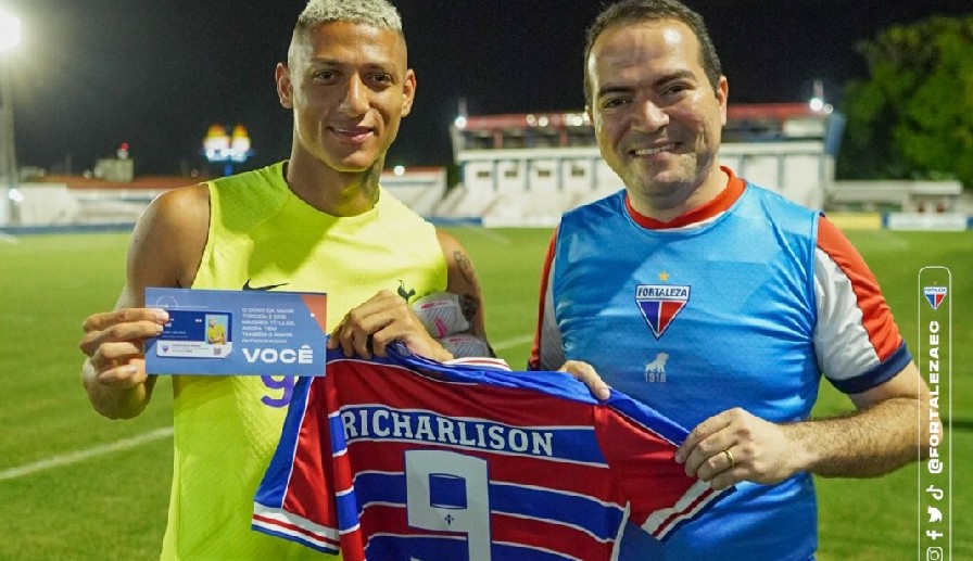 Richarlison visita CT do Fortaleza, ganha camisa e recebe convite: “O dia que quiser vestir no Castelão…”