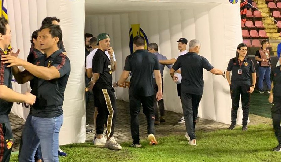 Esperando o anúncio oficial, atacante Peglow acompanha jogo do Sport na Ilha