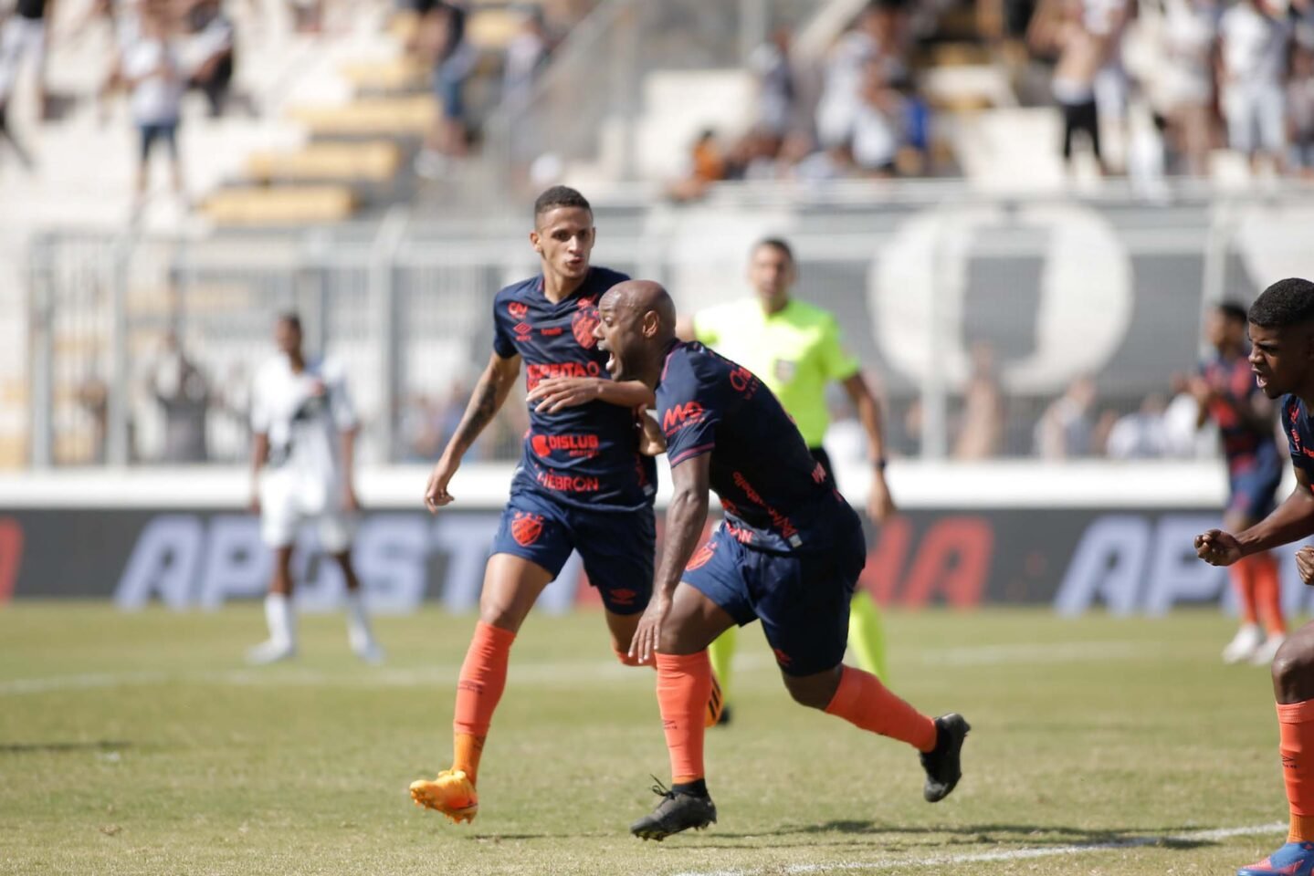 Love comemora gol junto com Luciano Juba, em gol do Sport contra a Ponte Preta no Moisés Lucarelli, pela Série B 2023