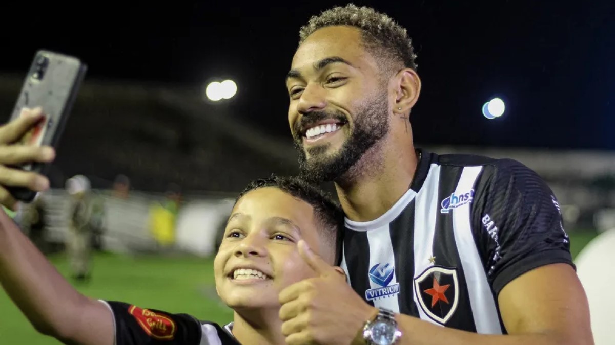 De férias no Brasil, atacante Matheus Cunha assiste vitória do Botafogo-PB