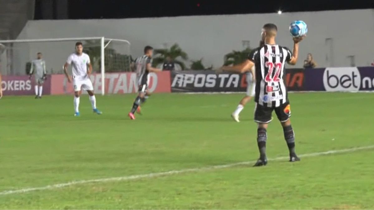 Lateral Ricardo Luz cobra lateral pelo Botafogo-PB em jogo contra o Floresta na Série C 2023
