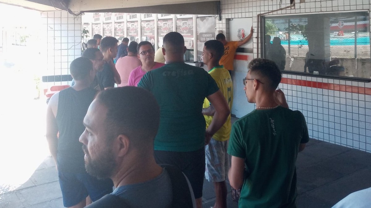 Santa Cruz: Após suspensão da venda online de ingressos, torcedores relatam problemas nas bilheterias do Arruda