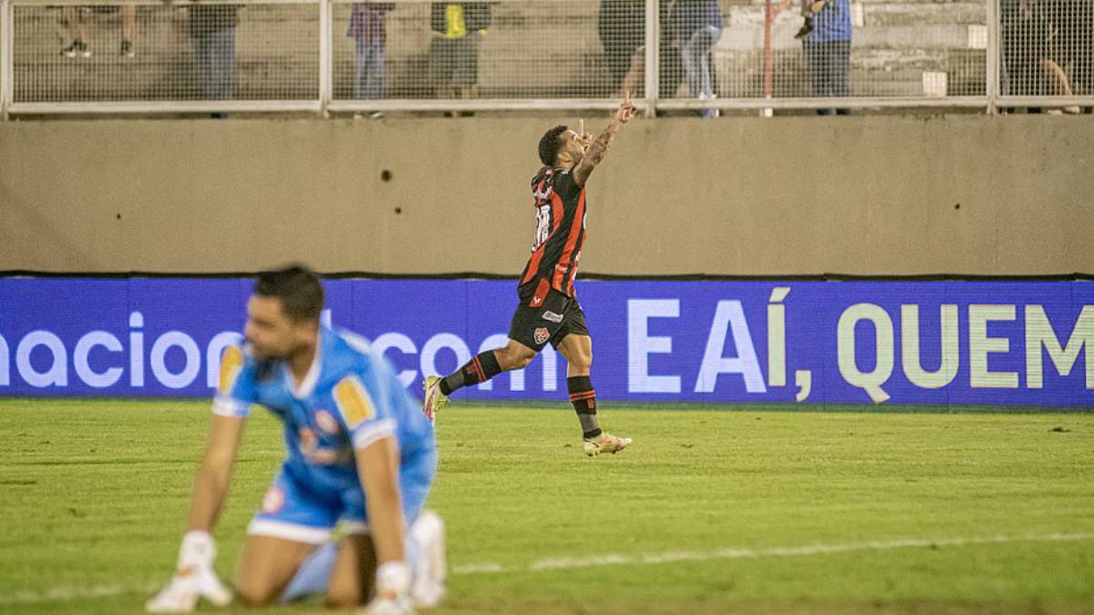 Com gols de Wellington Nem e Tréllez, Vitória vence o Tombense fora de casa e segue na liderança da Série B