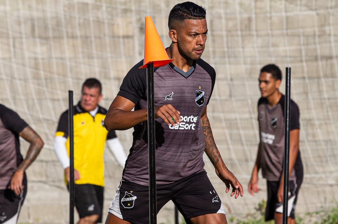Wallyson viaja para Florianópolis e pode reforçar equipe do ABC diante o Avaí