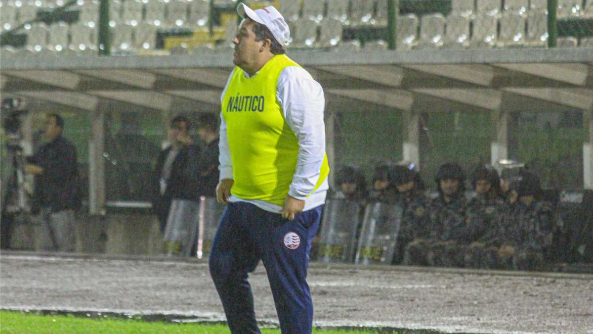 Técnico do Náutico valoriza competitividade no elenco: “Não tem titulares ou reservas”