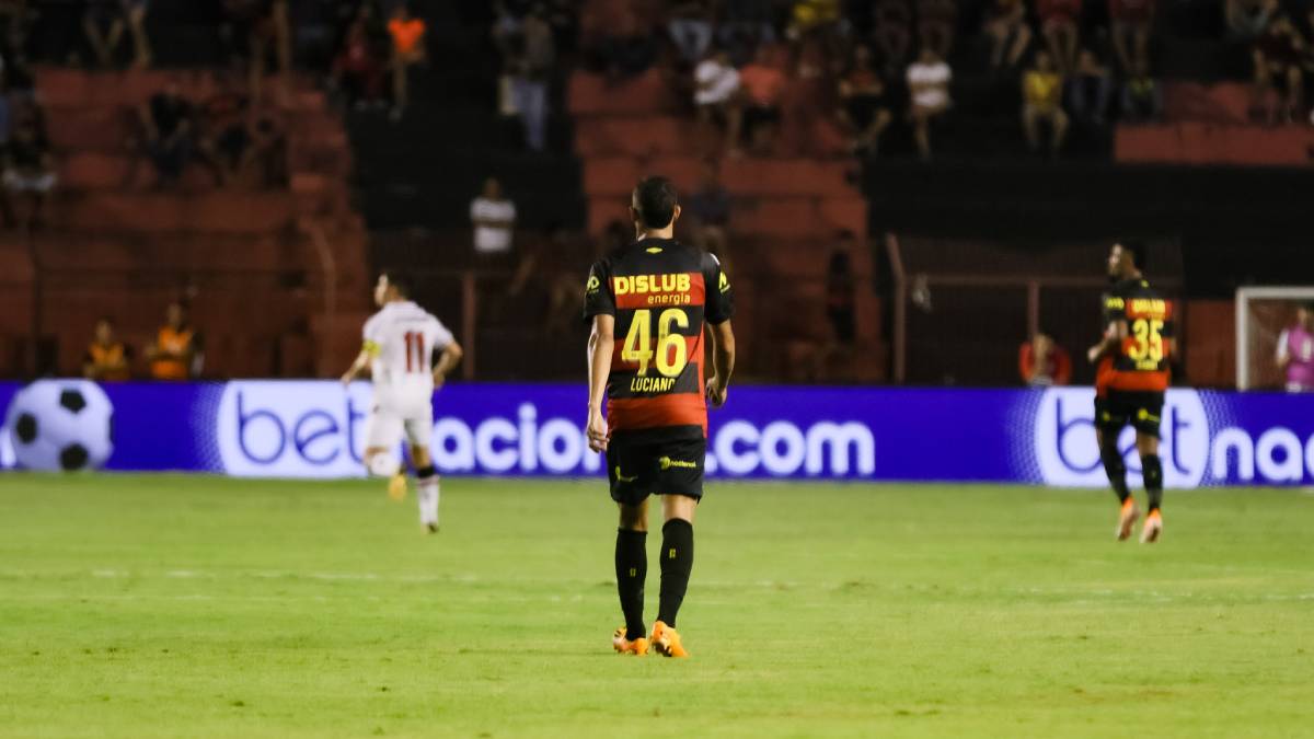 Bahia desiste de antecipar chegada e Luciano Juba segue no Sport até o fim de agosto 1 Luciano Juba - 19/07/2023 | Sport 1 x 2 Vitória | Foto: Rafael Bandeira/SCR
