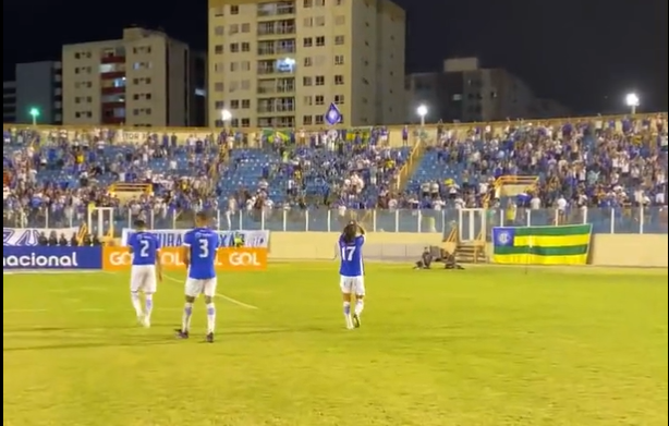 Após gol salvador, Riquelmo sai de campo ovacionado pela torcida do Confiança