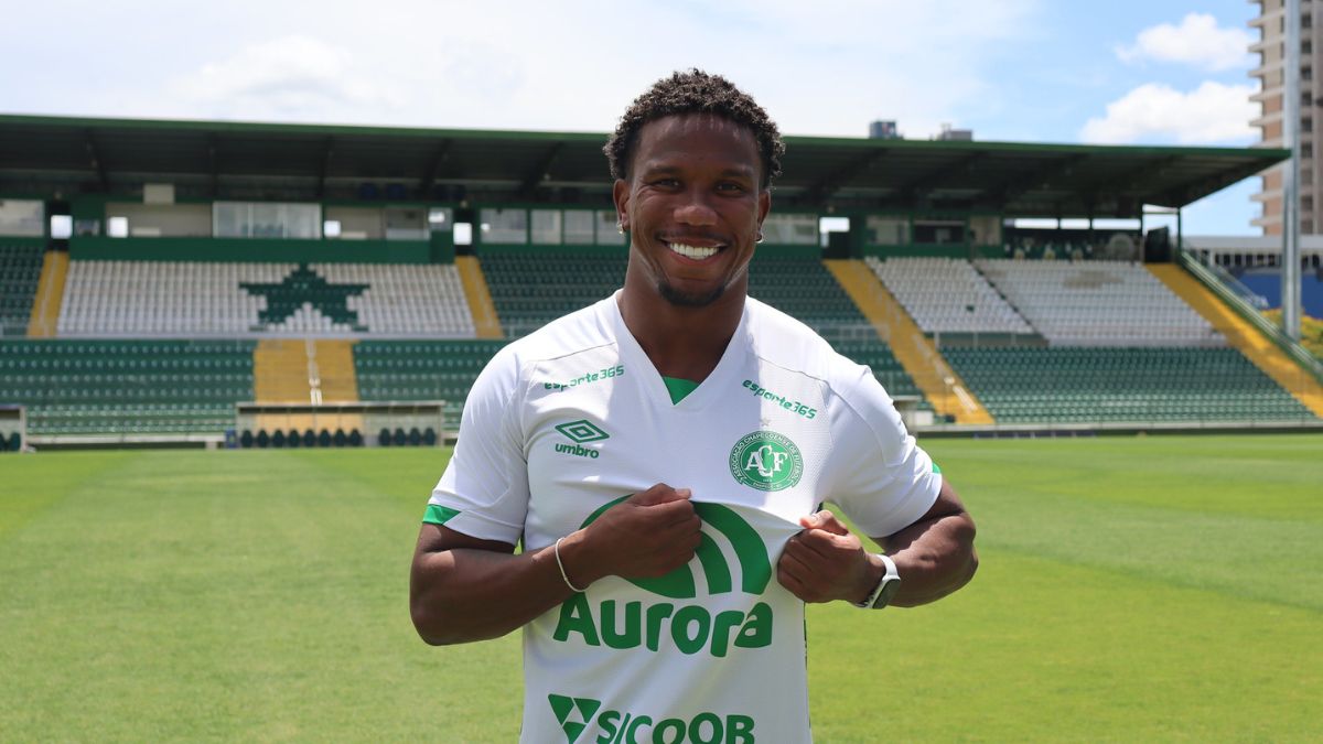Após negativa por Danrlei, Náutico negocia com o atacante Ribamar e espera liberação da Chapecoense