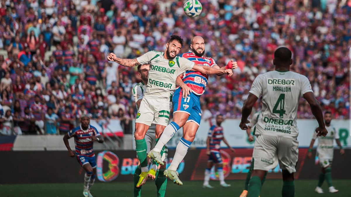 Volantes Raniele, do Cuiabá, e Zé Welison, do Fortaleza, em lance de jogo do Brasileirão