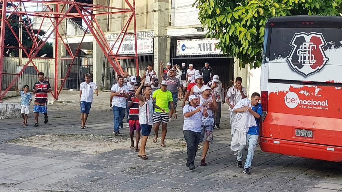 Organizada do Santa Cruz protesta no Arruda contra momento crítico na Série D e faz cobranças ao elenco