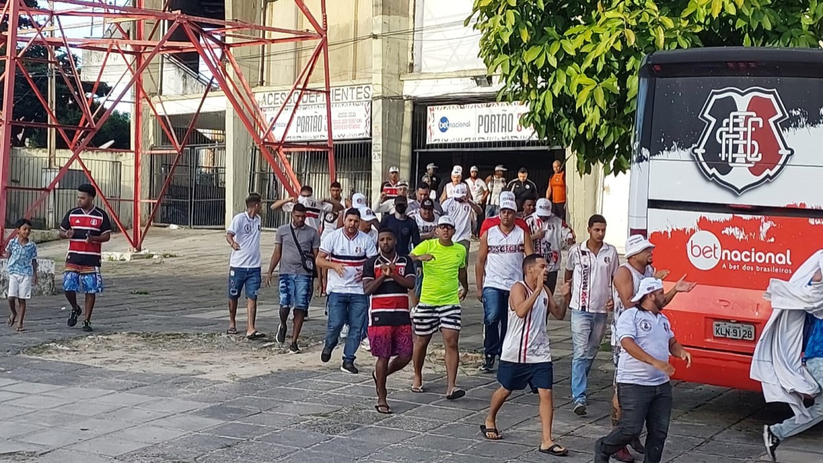 Membros de organizada do Santa Cruz vai ao Arruda para protestar contra momento crítico do clube na Série D