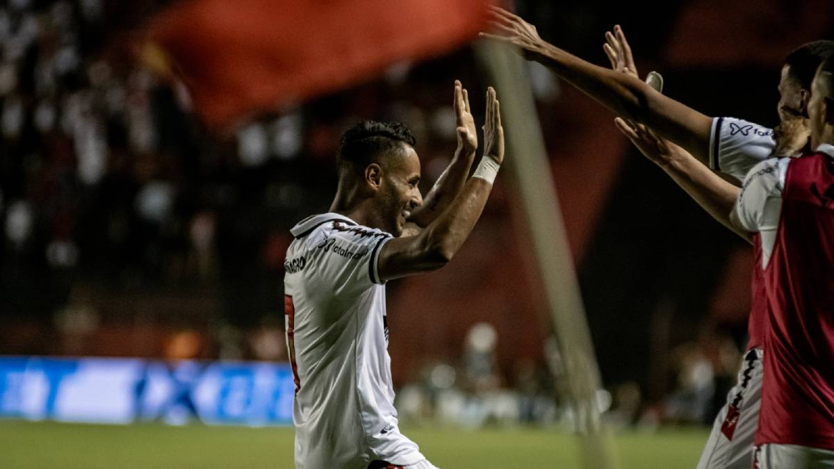 Vitória supera o Sport fora de casa e salta para a liderança da Série B; Leão da Ilha deixa o G-4