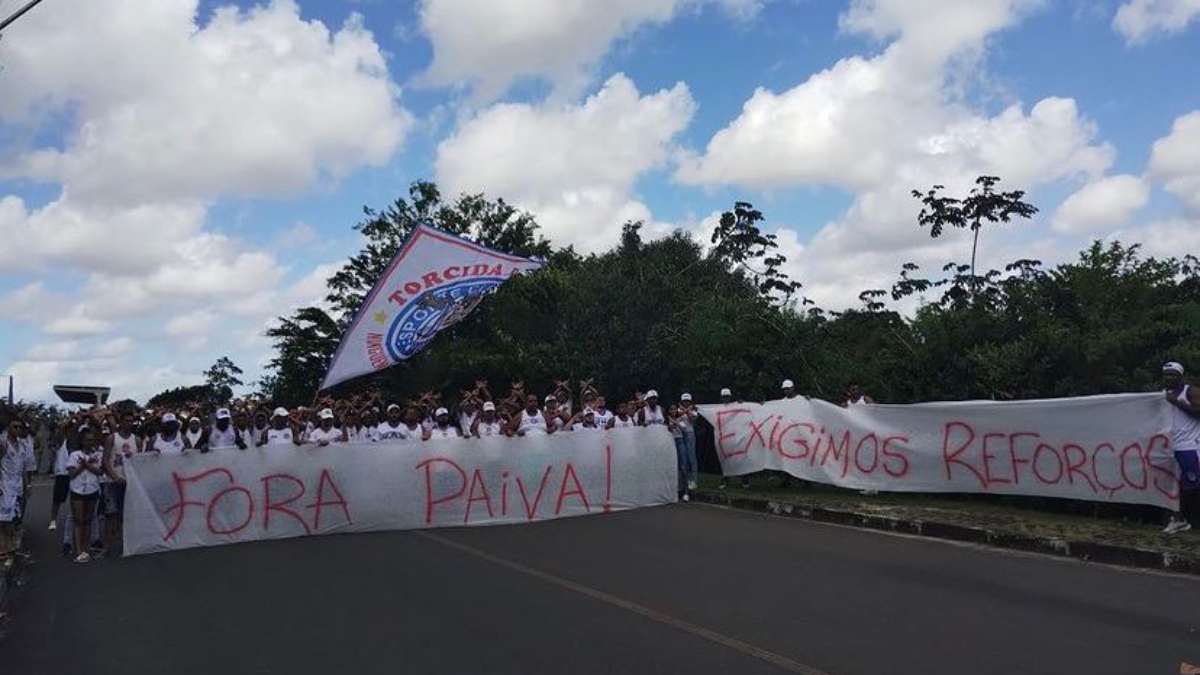 Organizada do Bahia realiza protesto no CT e pede saída do técnico Renato Paiva e chegada de reforços