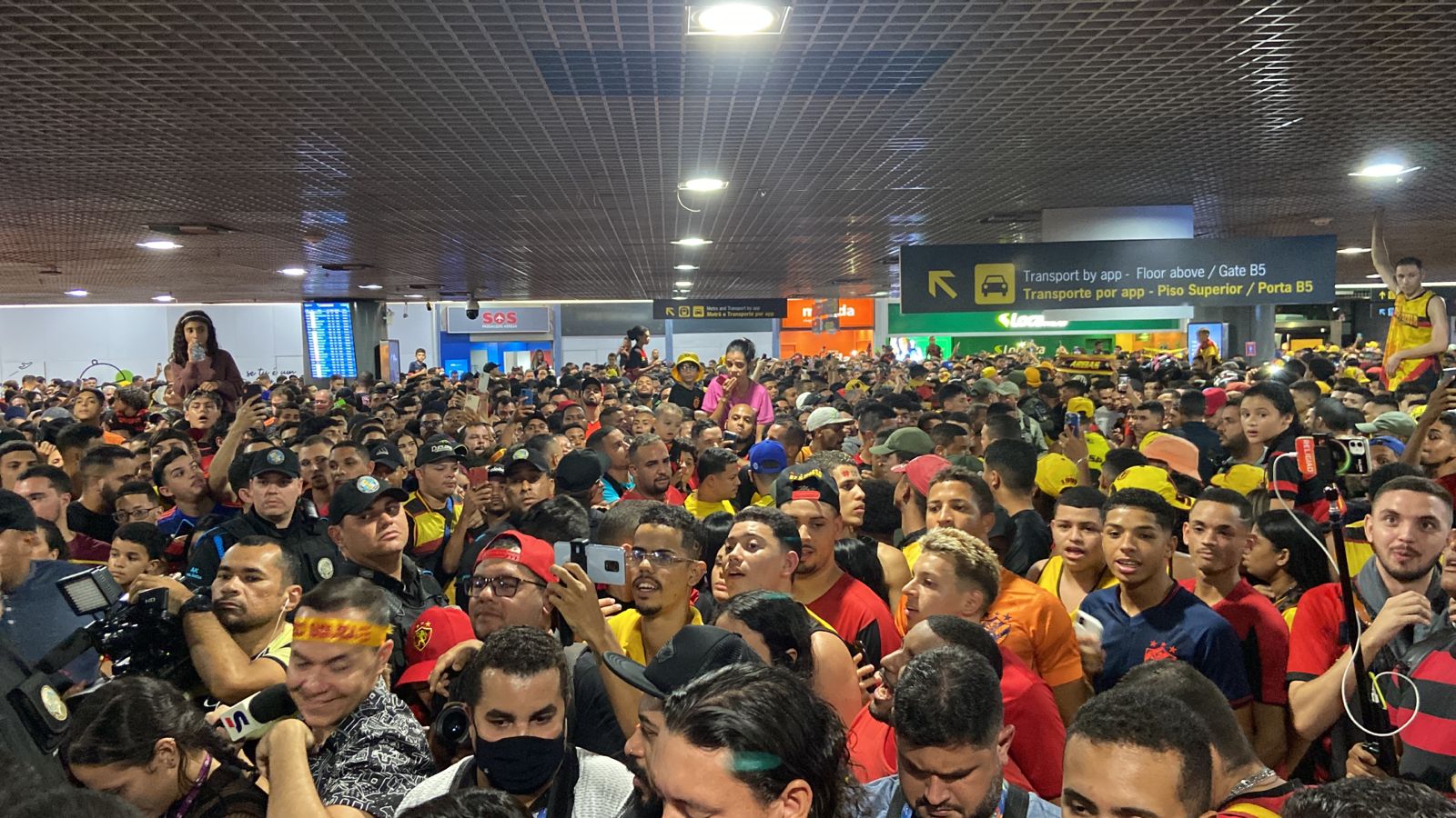 “Mar rubro-negro” invade aeroporto para recepcionar chegada de Diego Souza no Sport