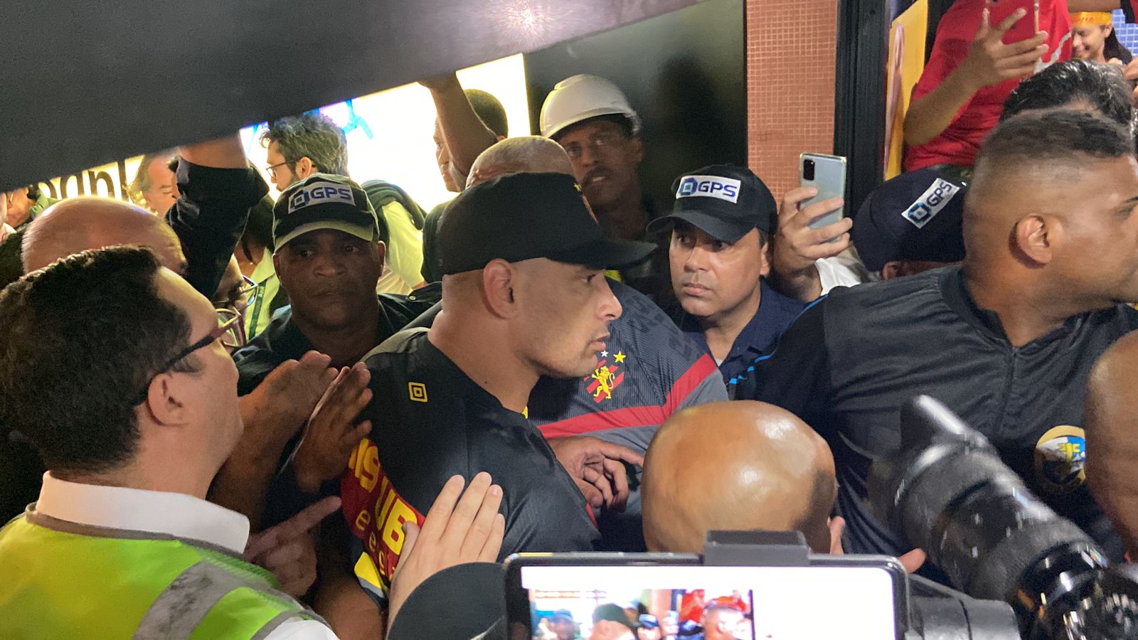 Com muita festa no aeroporto, Diego Souza chega no Recife e é o novo reforço do Sport