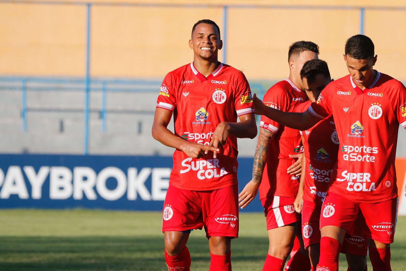 América-RN rescinde contrato com mais seis jogadores; confira lista