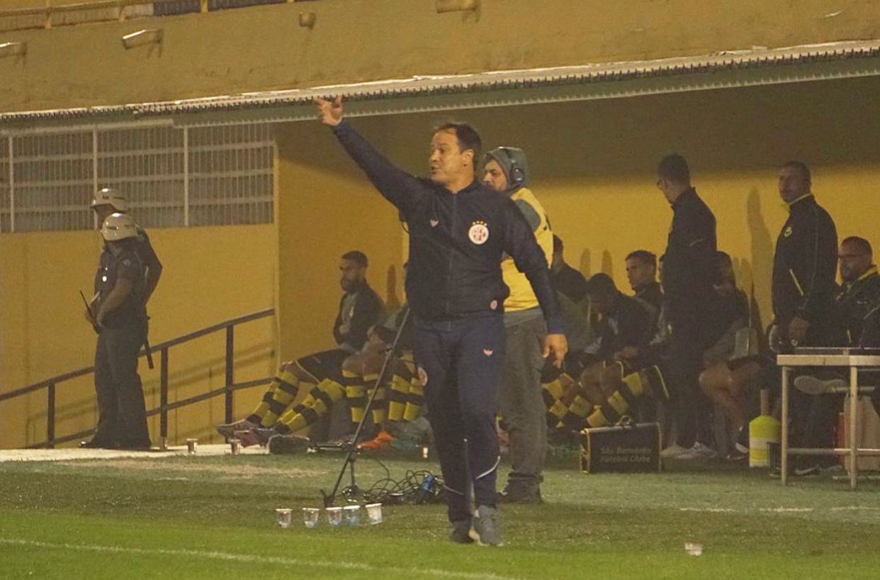 Após empate do América-RN com Paysandu, Dado Cavalcanti lamenta falta de rendimento técnico: “Mina a confiança em campo”