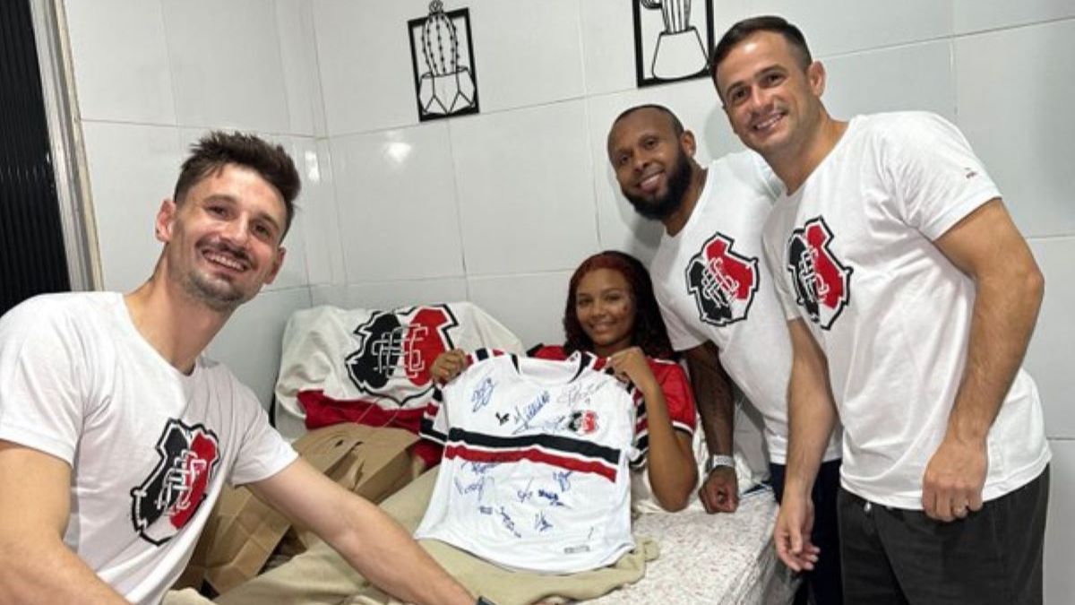 Jogadores do Santa Cruz visitam torcedora sobrevivente de desabamento de prédio no Grande Recife
