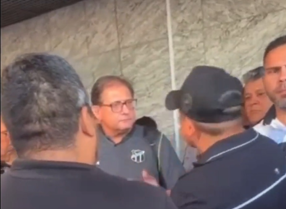 Guto Ferreira é cobrado por torcida organizada em desembarque do Ceará após empate com o Guarani