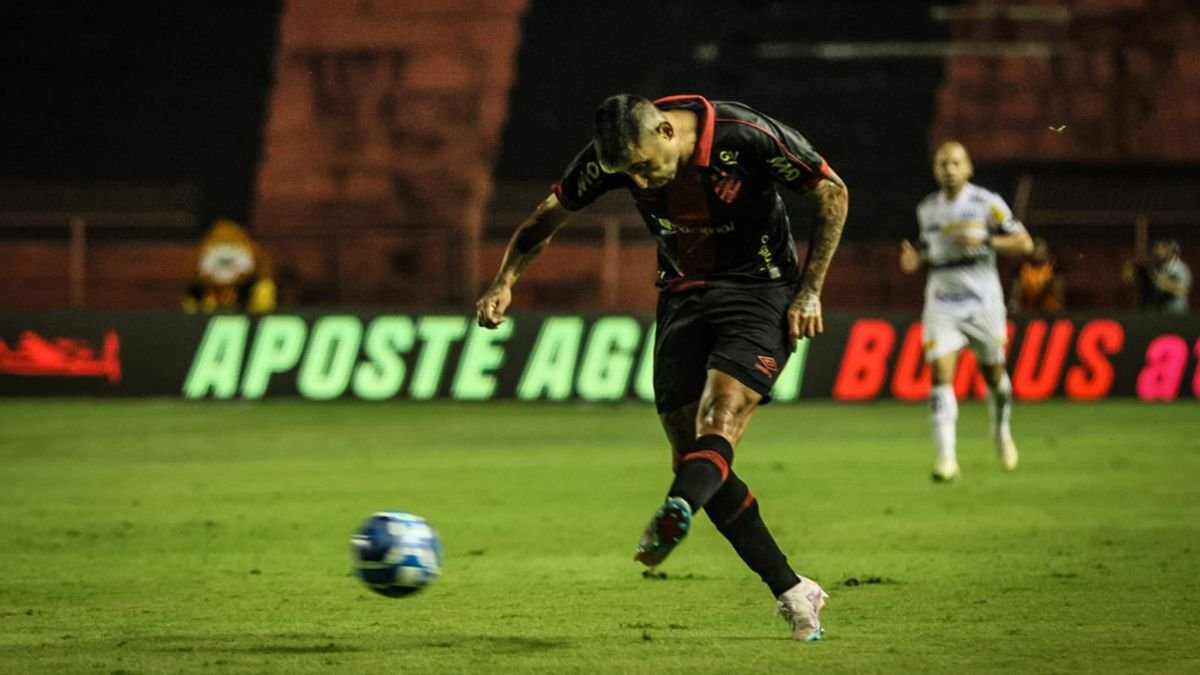 Meia Alan Ruiz em lance de jogo Sport x Novorizontino na Série B 2023