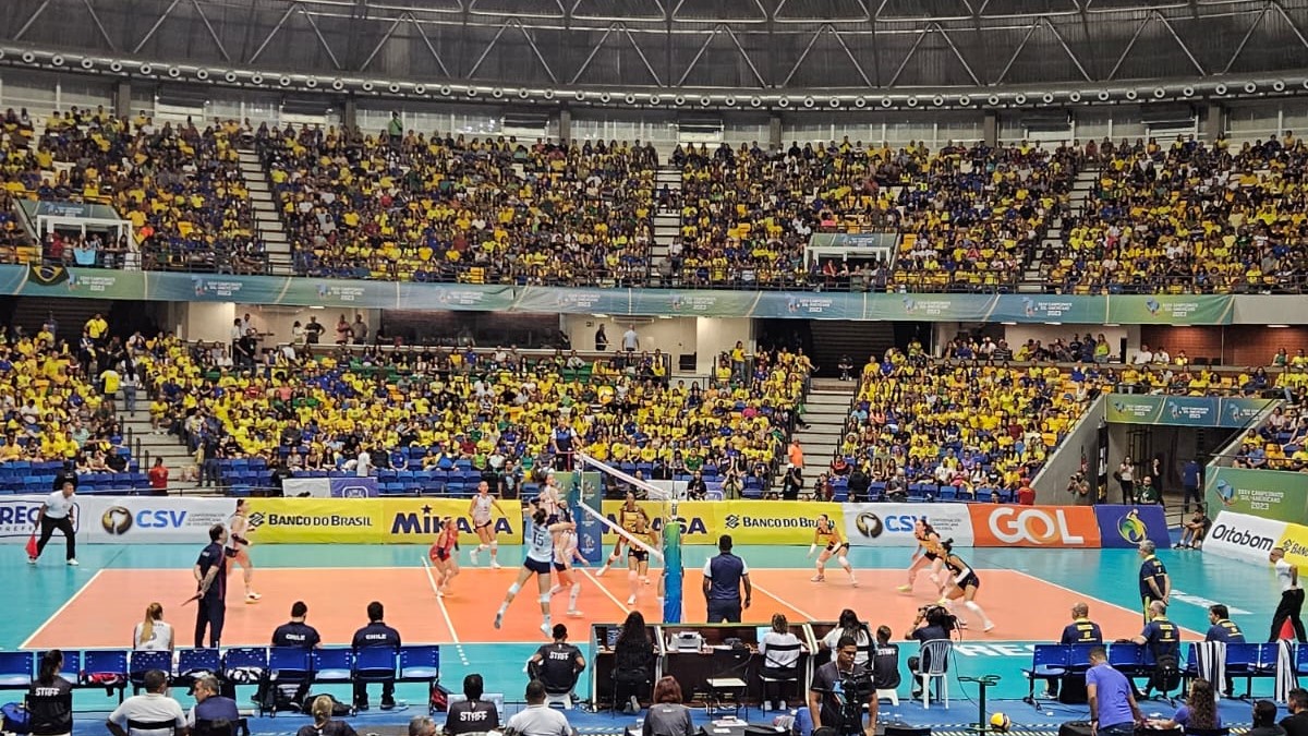 Sul-Americano de Vôlei 2023: Brasil vence o Chile com facilidade em estreia com Geraldão lotado e pulsante