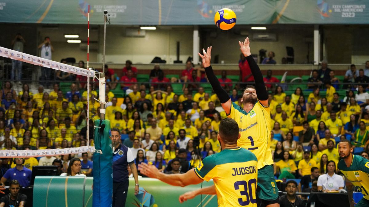 Lance do jogo Brasil x Peru no Sul-Americano de Vôlei