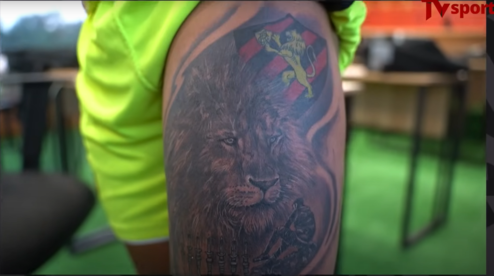 Eduardo faz tatuagem com escudo e mascote do Sport: “renasci para o futebol aqui”