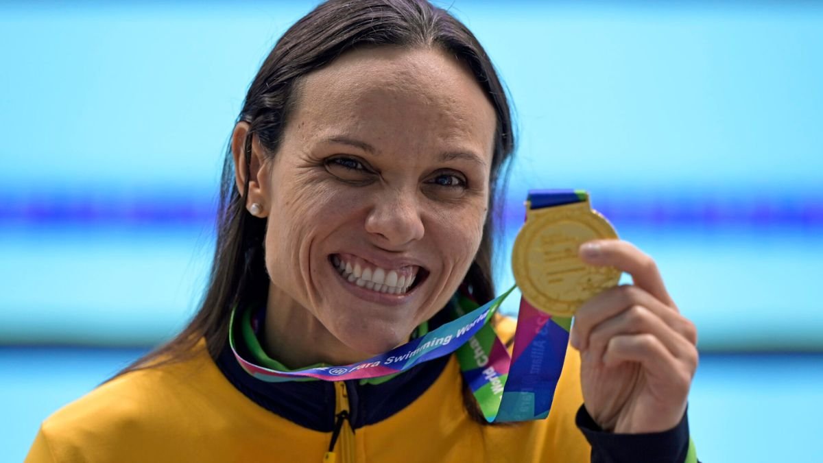 Nadadora Maria Carolina Santiago com medalha de ouro no Mundial de Natação Paralímpica Manchester 2023