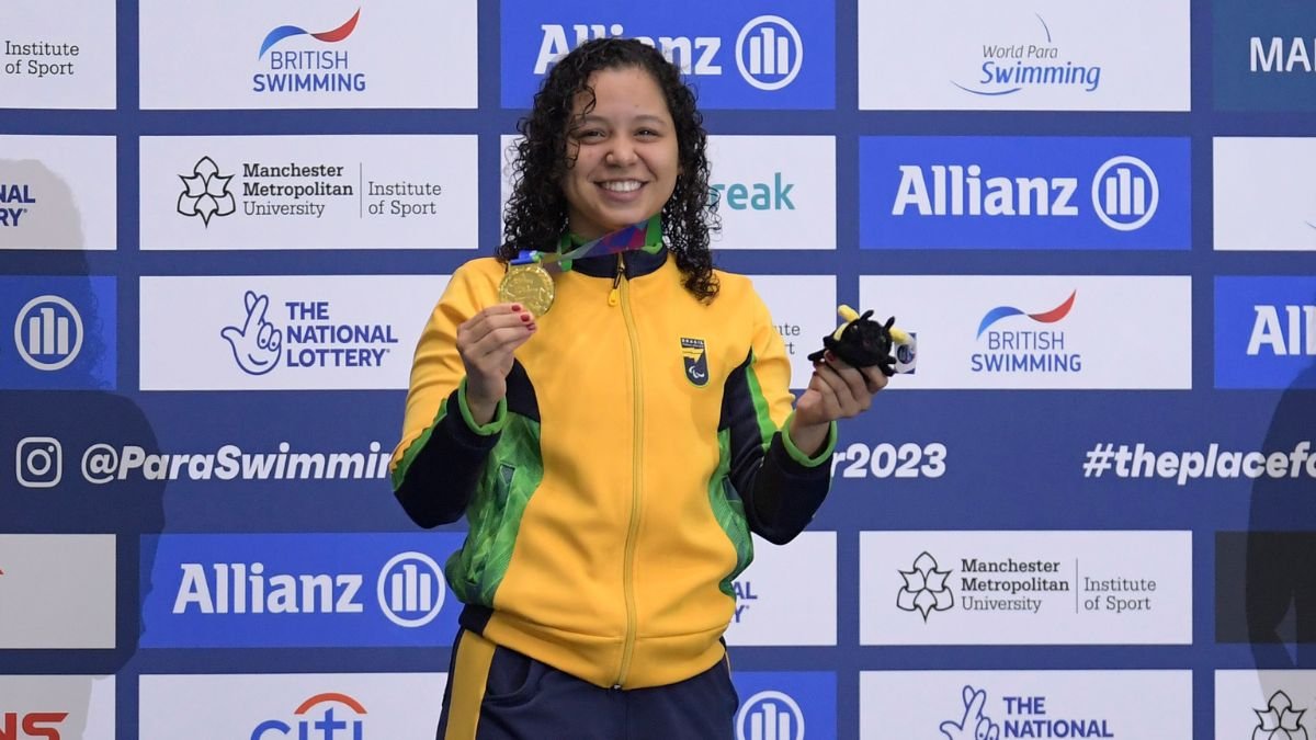 Cecília Araújo com medalha no Mundial de Natação Paralímpica Manchester 2023