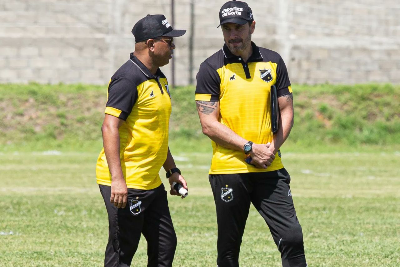 Técnico Allan Aal, do ABC, durante treino