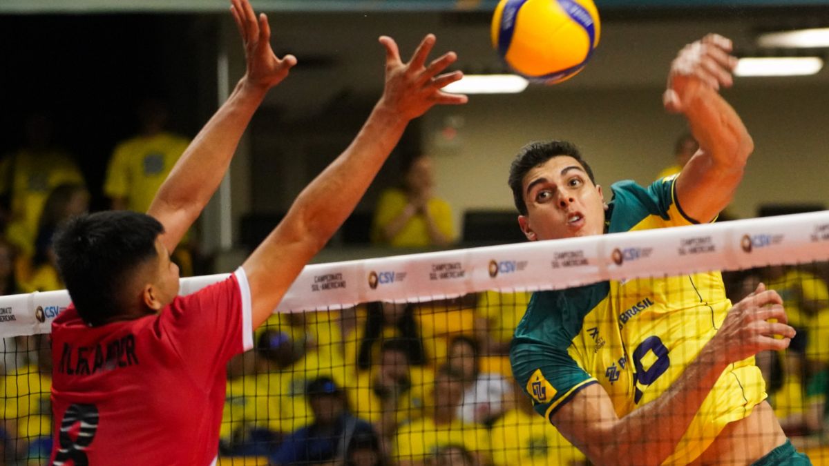 Oposto Felipe Roque em jogo Brasil x Peru no Sul-Americano de Vôlei