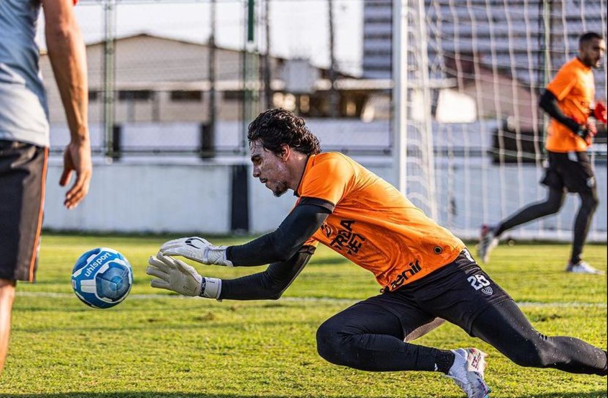 Richard durante treino do Ceará para jogo contra a Tombense.