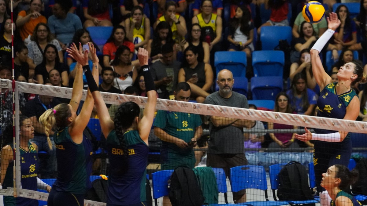 Seleção Feminina de Vôlei faz primeiro treino no Geraldão e recebe o calor do público antes do Sul-Americano 1 Seleção Brasileira Feminina de Vôlei treinou no Geraldão e contou com a presença do público