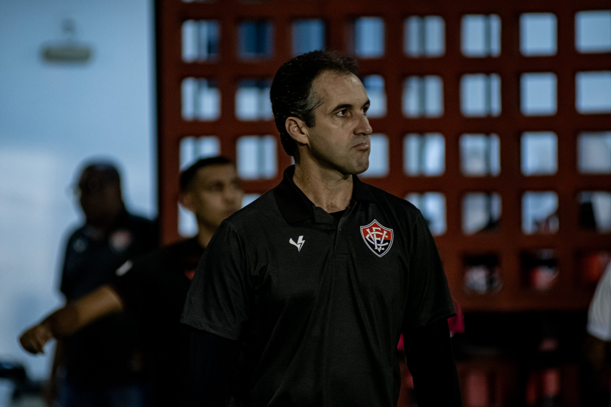Léo Condé lamenta empate do Vitória e reconhece atuação abaixo, mas valoriza “frear” o Mirassol na tabela