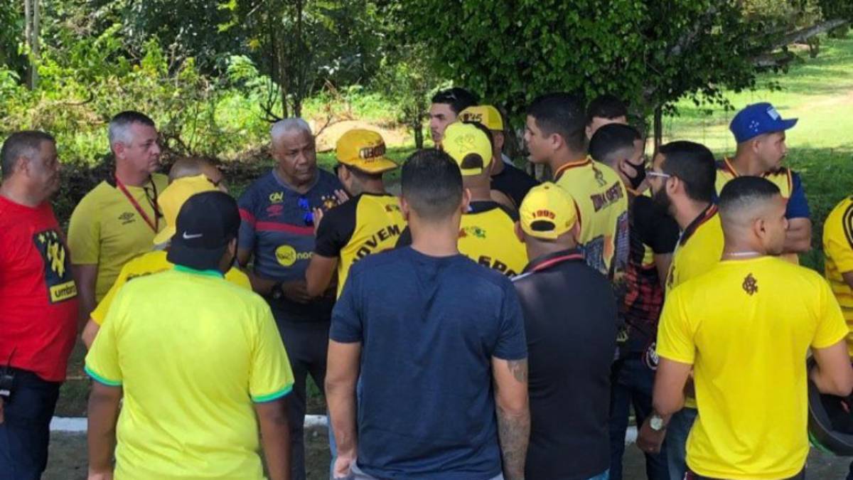 Torcida organizada do Sport vai ao CT cobrar atletas: “Vamos jogar com raça”