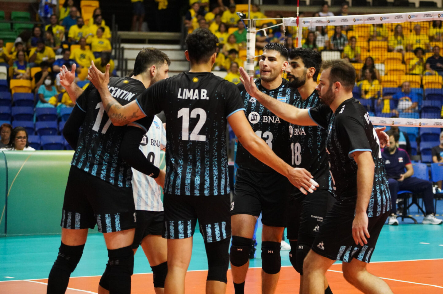 Sul-Americano de vôlei: Brasil sofre apagão no segundo set, mas vence Colômbia 2 Argentina venceu o Chile no Sul-Americano de vôlei. Foto: Mauricio Val/FVImagem/CBV