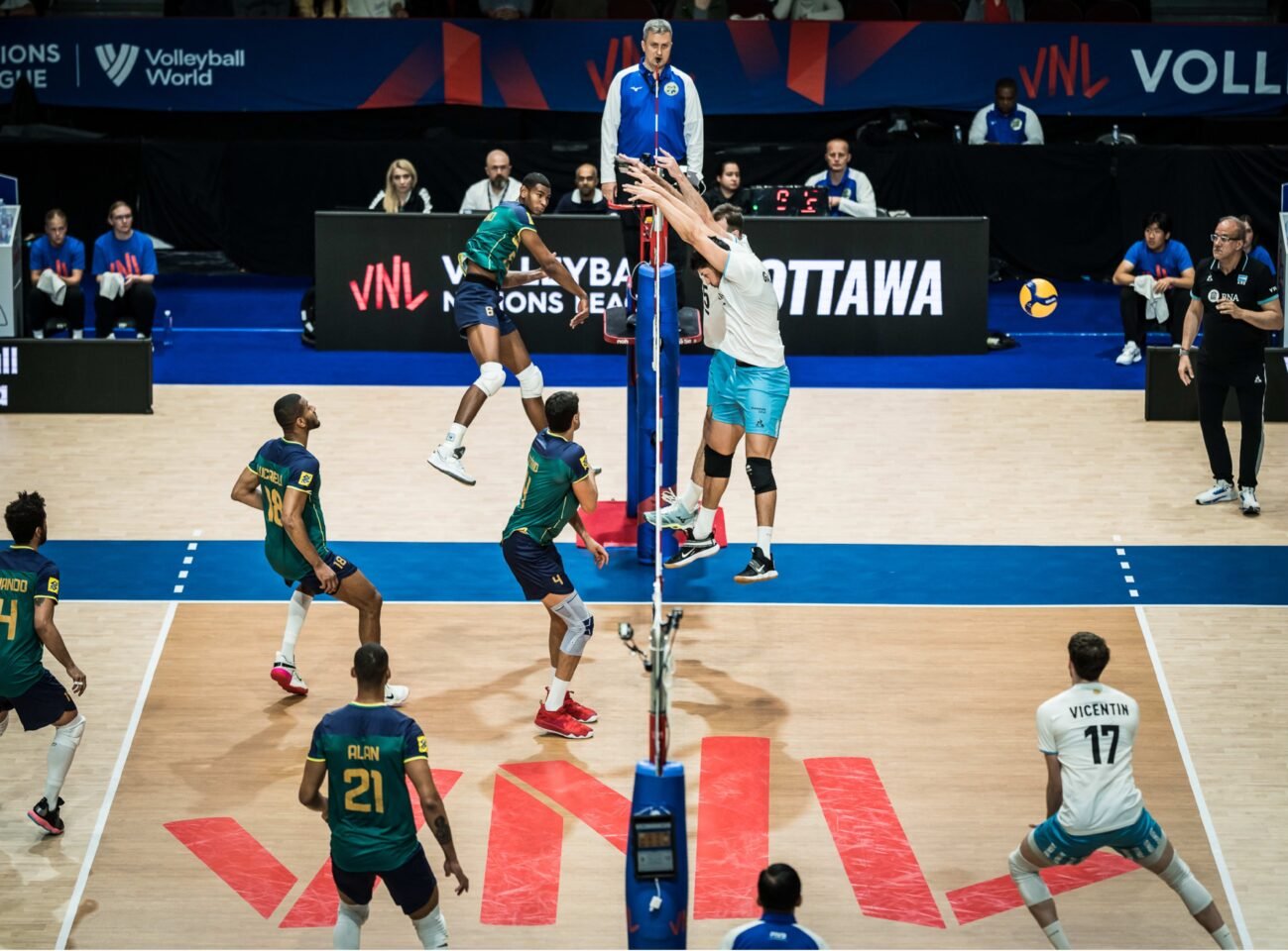 O Brasil venceu com muito sufoco da Argentina na Liga das Nações. Foto: Volleyball World