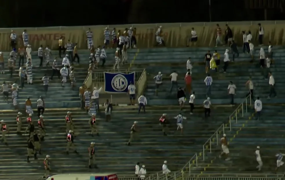 Árbitro relata na súmula paralisação do jogo por briga entre torcedores de Confiança e Botafogo-PB