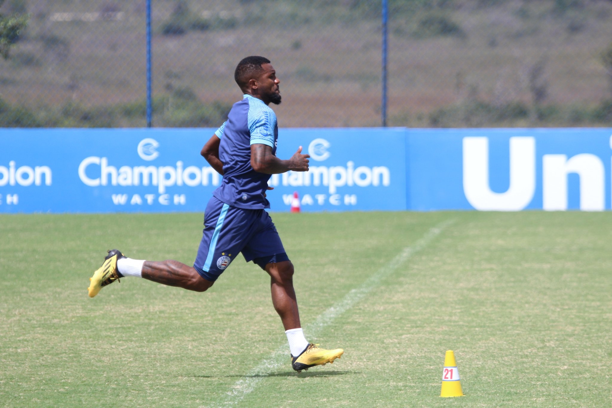 Bahia: Cicinho treina pelo segundo dia consecutivo e pode ser relacionado contra o Bragantino
