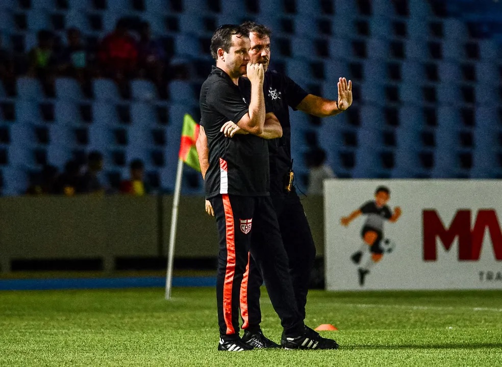 Daniel Paulista nega pedido para CRB recuar após fazer gol e explica mudança para linha de cinco defensores
