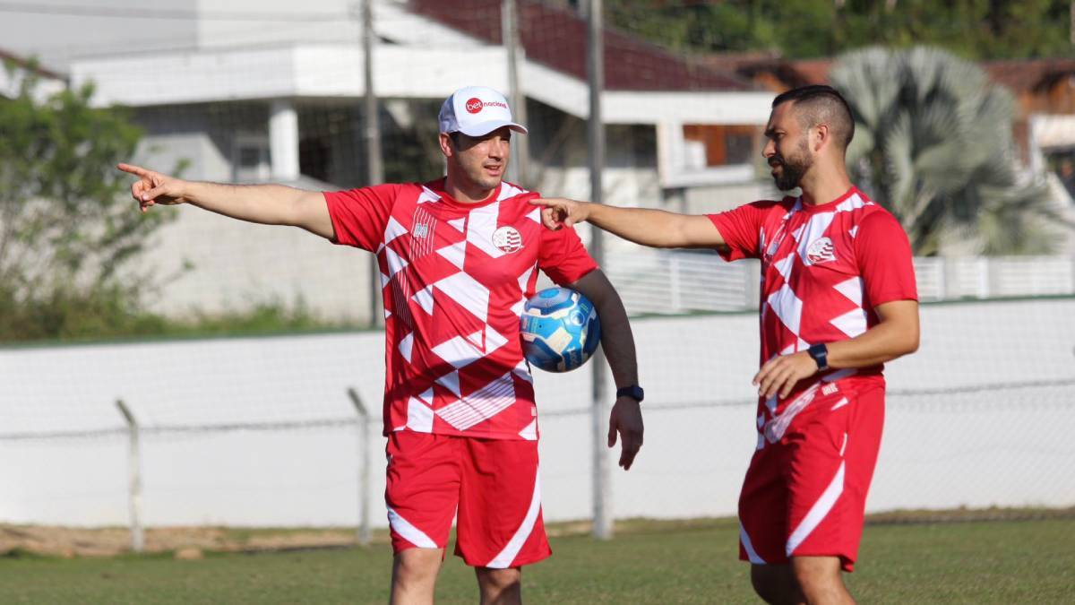 Pivetti diz que Náutico terá ajustes táticos ante o Brusque e destaca: "Precisamos de uma equipe equilibrada" 1 Técnico Bruno Pivetti_Náutico_Treino