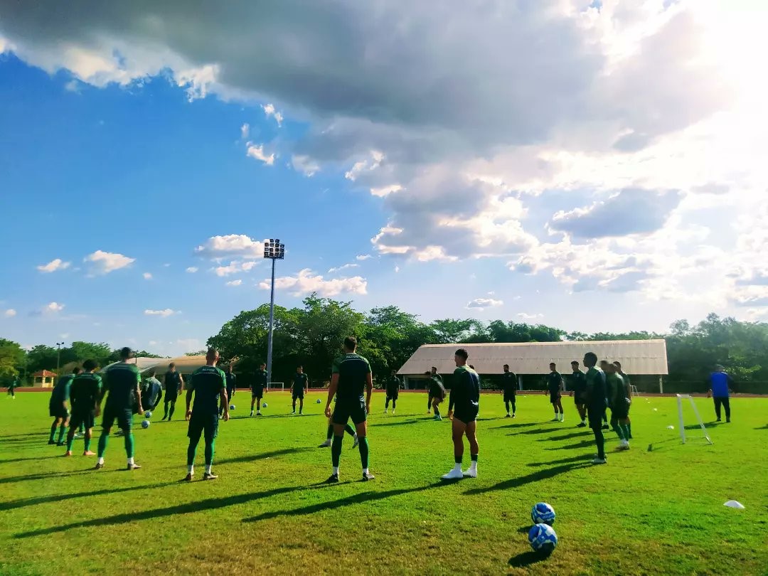 Após cobrança de salários atrasados, Altos-PI negocia débito em aberto com jogadores 1 Elenco do Altos-PI durante treino