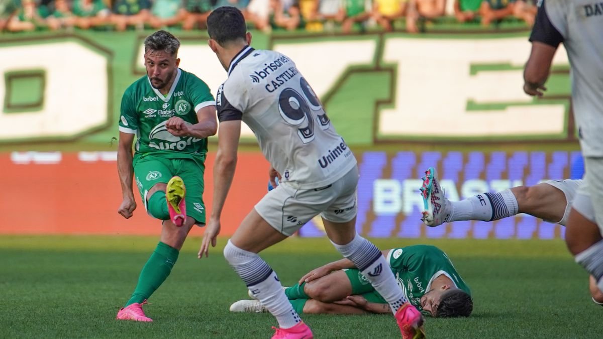 Lance do jogo entre Chapecoense e Ceará na Série B