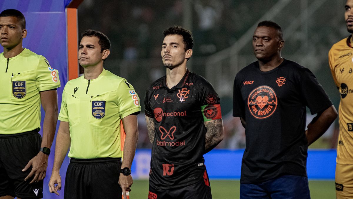 Técnico do Vitória explica escolha por Zeca na lateral-esquerda e aguarda “momento certo” por estreias de Edson Lucas e Felippe Borges