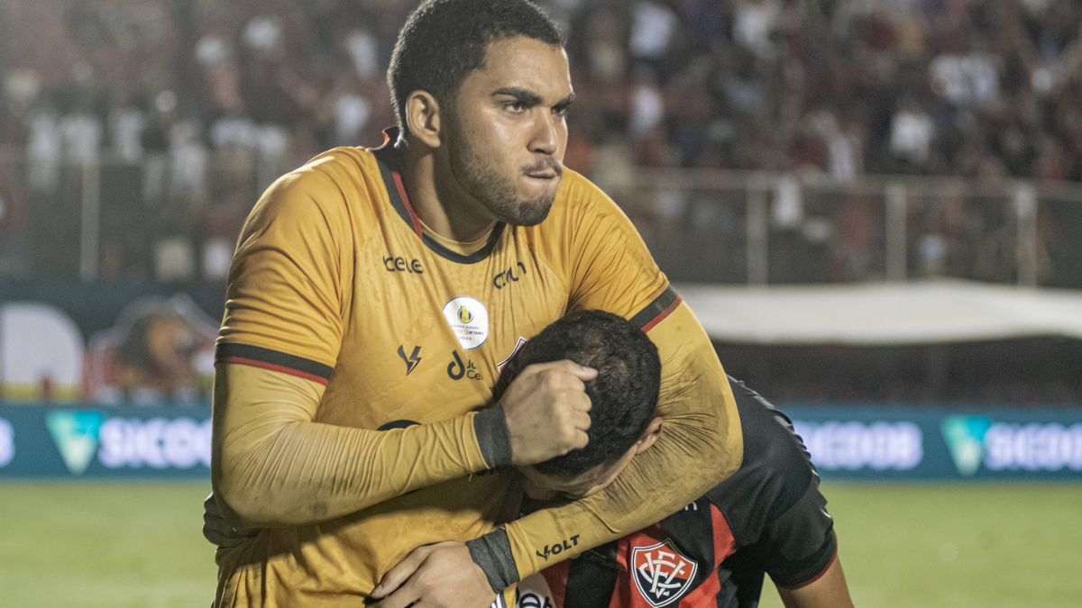Após sétimo jogo seguido sem sofrer gols no Barradão, Léo Condé exalta atuação do Vitória: “A gente passou poucos sustos”