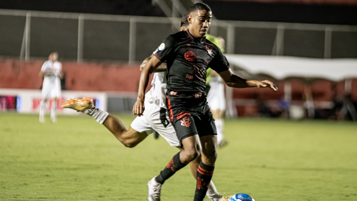 Técnico do Vitória enaltece Iury Castilho em parceria com Léo Gamalho em jogo contra Ituano