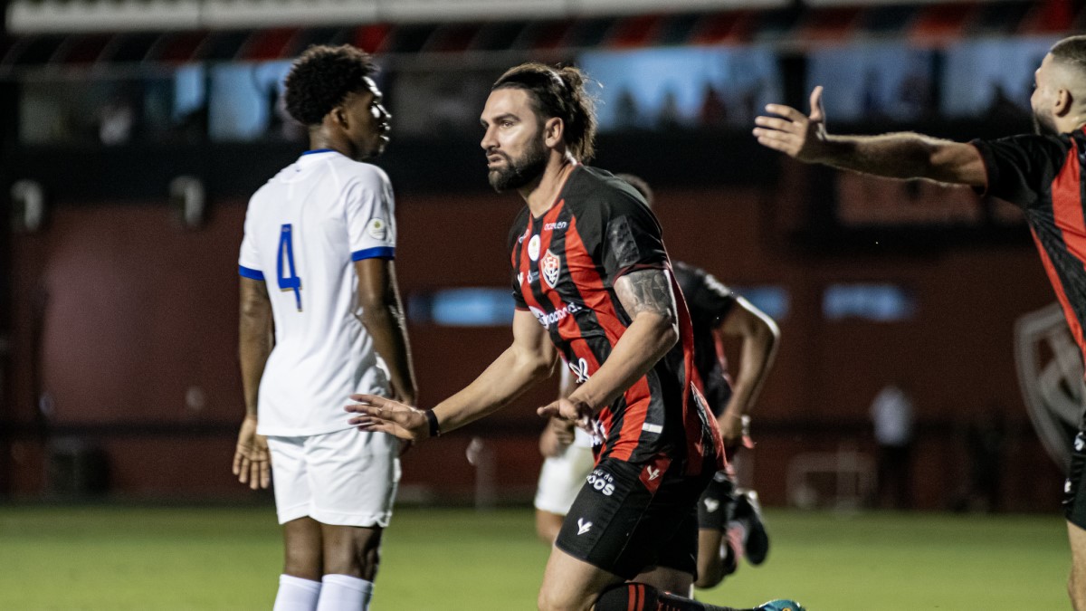 Série B: Vitória chega a ter mais de 98% de chance de subir, Sport mantém bom percentual e CRB segue com menos de 10%- Léo Gamalho tem participado bastante do ataque do Vitória na Série B